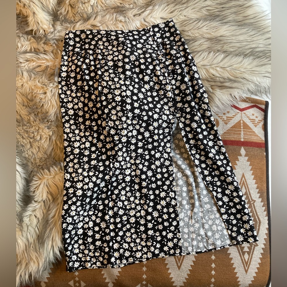 H&M Divided Daisy Print Midi Skirt w/ Slit- Size (US) 6
